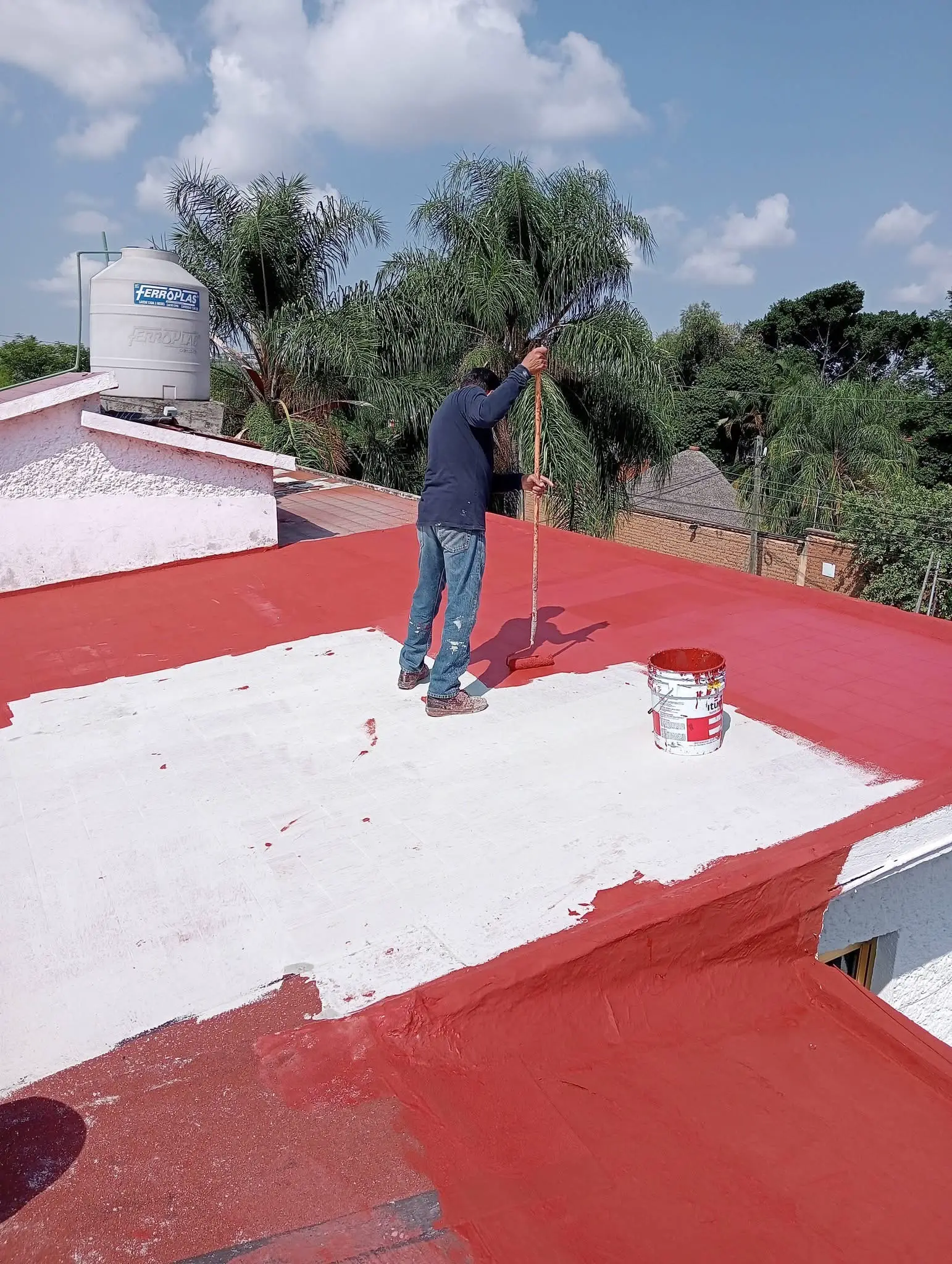 Aplicación de impermeabilizante en una azotea en Cuernavaca